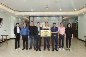 权工委林福才会长为会员单位授牌