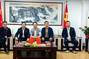 权工委林福才会长听取几位副秘书长的工作情况汇报并为会员单位颁发证牌