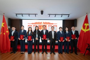 权工委领导为秘书处工作人员颁发任职荣誉证书