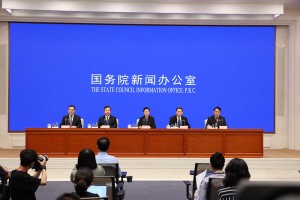 贺荣出席国新办司法审判服务保障全面建成小康社会新闻发布会 姜伟贺小荣刘贵祥参加