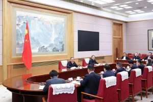 李强主持召开经济形势专家企业家座谈会议