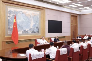 李强主持召开经济形势专家和企业家座谈会